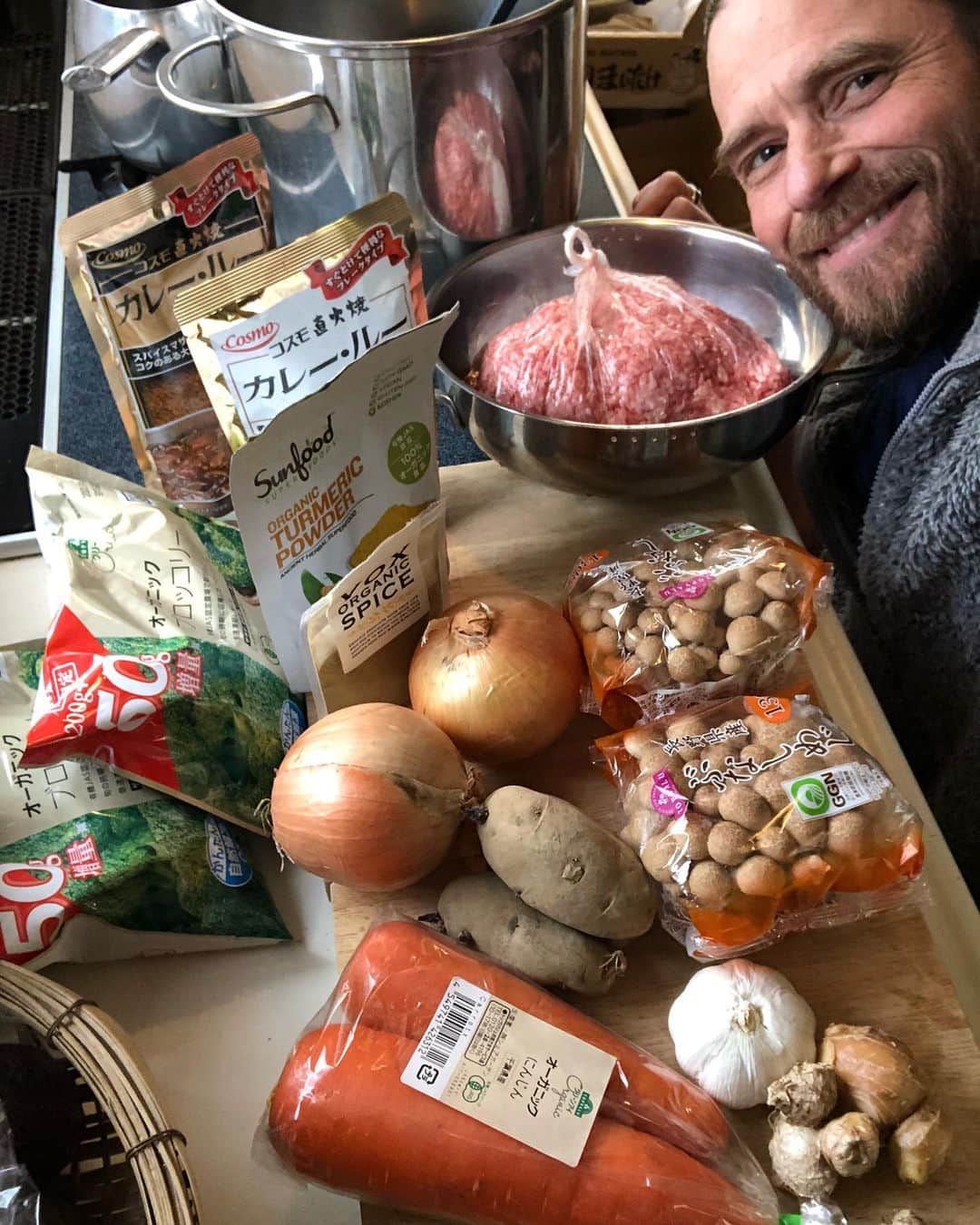 セイン・カミュのインスタグラム：「Daddy cooking❤️ Tonight’s dinner (and tomorrow’s😂) Pseudo Keema Curry 🍛😁 Yummm❣️ #thanecamus #keemacurry #kidsloveit #healthy #healthyfood #yummy #yummyfood #curry #daddyscooking #bonapetit」