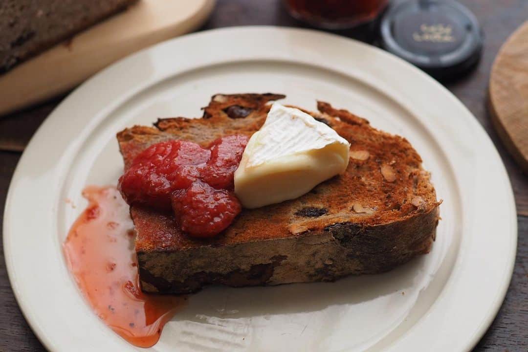 Rocoのインスタグラム：「01.18 🍓🧀🥖❤️  #ハグオーワー#クロスアンドクロス#cafelotta#sundaysfood」