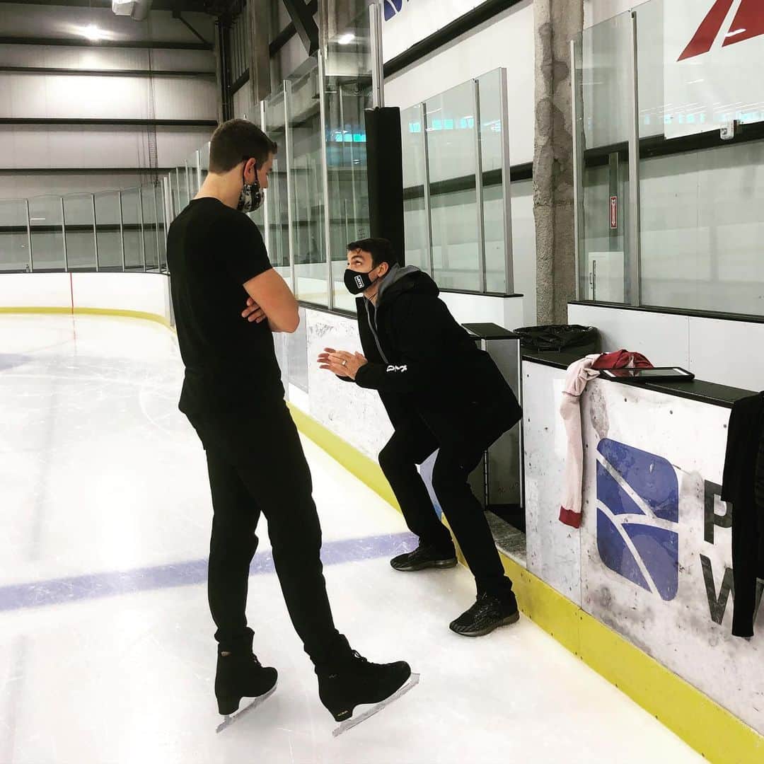アレクサ・シメカのインスタグラム：「It takes a village 🙌🏻  #teamwork」