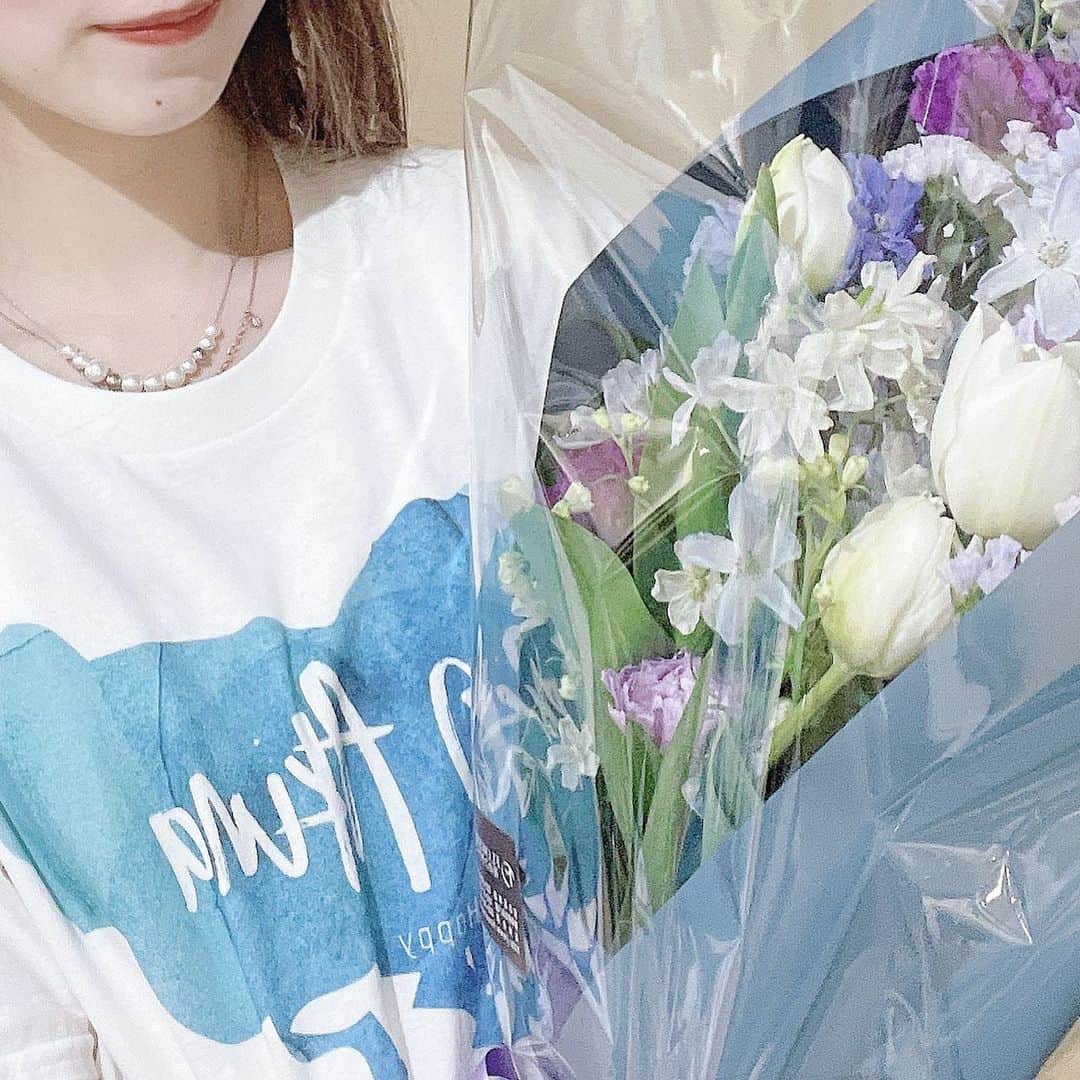 Dorothy Little Happyのインスタグラム：「🍀 * うちの大好きな青の成人記念Tシャツ 大好きな青の綺麗な花束 ありがとうございました💙  おはようございます！ 今日から1週間頑張ろうね☀️」