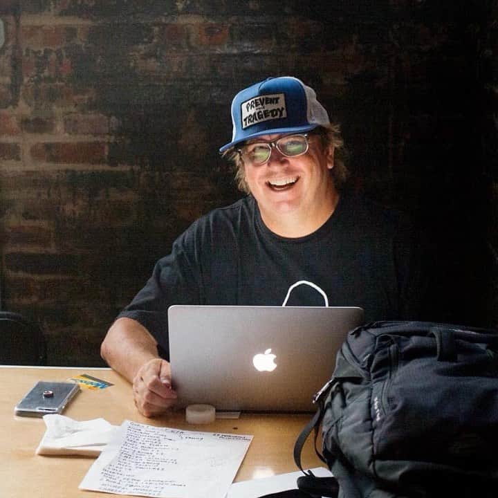 スラッシャーのインスタグラム：「Mark Waters was a lifer —  working tirelessly behind the scenes for skateboarding and the people he loved so much. As a kid he made zines and later became a professional skate photographer. Mark wrangled the crew on Skate Rock tours and managed the stage at our Death Match events, no easy task, but he always nailed it, smoothing over problems and ensuring a level of control amidst the chaos.  We will miss him dearly and our hearts go out to his loved ones and friends across the globe ❤️」