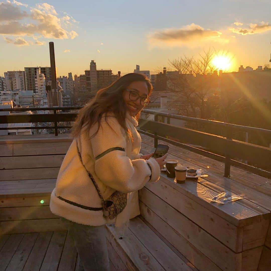 Megha Shrestha のインスタグラム：「朝から雪がチラチラな東京✨❄️   つめつめに予定が入ってた先週。 今週は、ゆったり、じっくりでいきます✨ 毎週の目標立ててみるのもありですねぇ🤔3枚目は、YARUKI の”Y”笑 やる気出していくぞ〜！！！  #weekdayvibes #monday #sunset #beauty #enjoy #fyp #goodvibes」