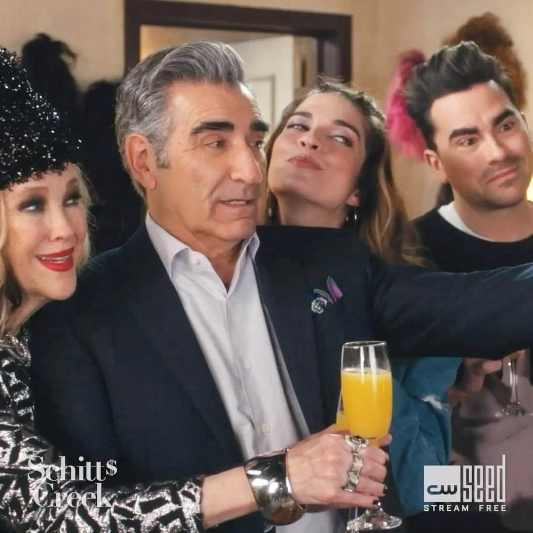 のインスタグラム：「You’ve waited long enough. Stream every episode of the award-winning #SchittsCreek FREE on @cwseed!」