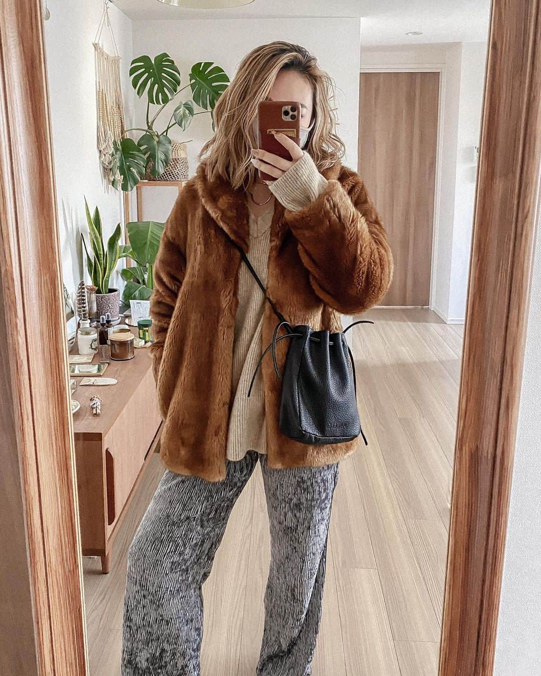 Manamiのインスタグラム：「🐻🐻🐻 あったかくて汗だくだった一昨日のコーデ🐻🌞 このパンツ素材も履き心地も最高なの😚🤍  coat @beams_official @beams_japan #raybeams  knit @zara pants bag @anogh_official   寒い日はこれに耳あてと手袋🧤 今日は寒いなぁ🥲❄️ 街では寒い格好の若い子ちゃんたくさん見るけど みんな風邪ひかないでね〜🥲❄️ おばちゃん心配🥲」