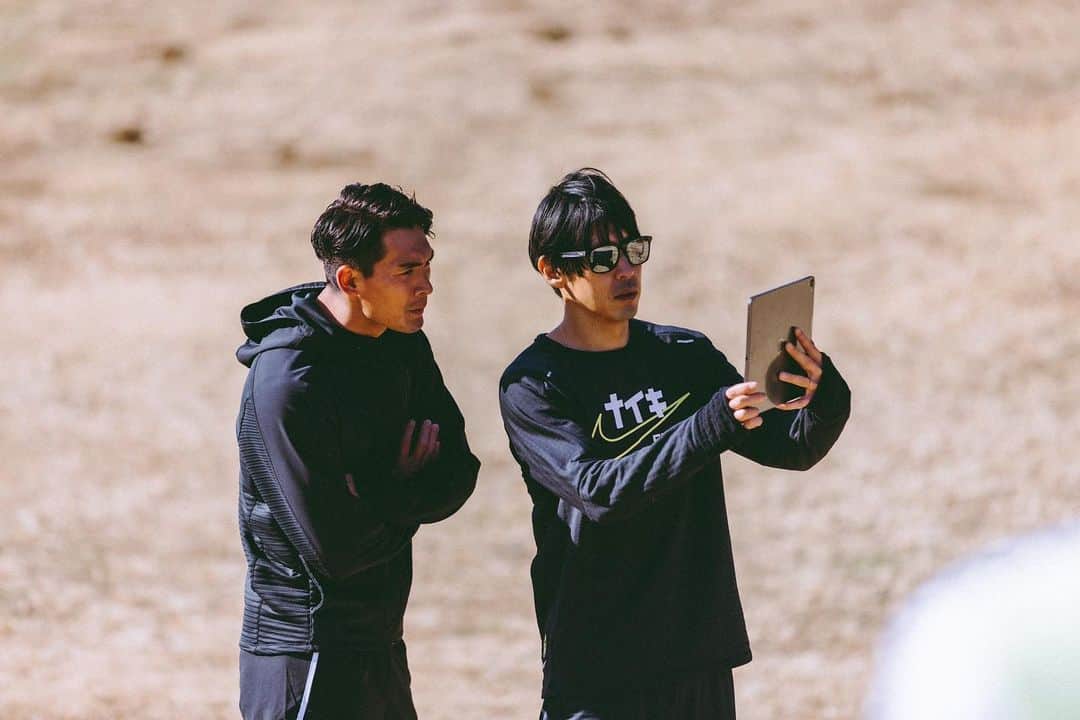 秋本真吾のインスタグラム：「試行錯誤を重ねながら、7年かけて僕の理想のフォームに近づきました。今シーズン本当に楽しみです。  #槙野智章 選手 #浦和レッズ #秋本真吾」