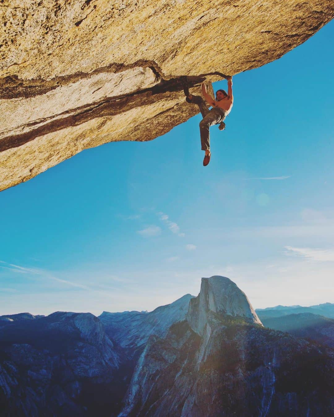 ジミー・チンのインスタグラム：「The late great @deanpotter sin cuerda on Heaven. Dean made the first free solo ascent of this 5.12d off Glacier Point in 2014. ⁣ Shot on assignment for @natgeo」