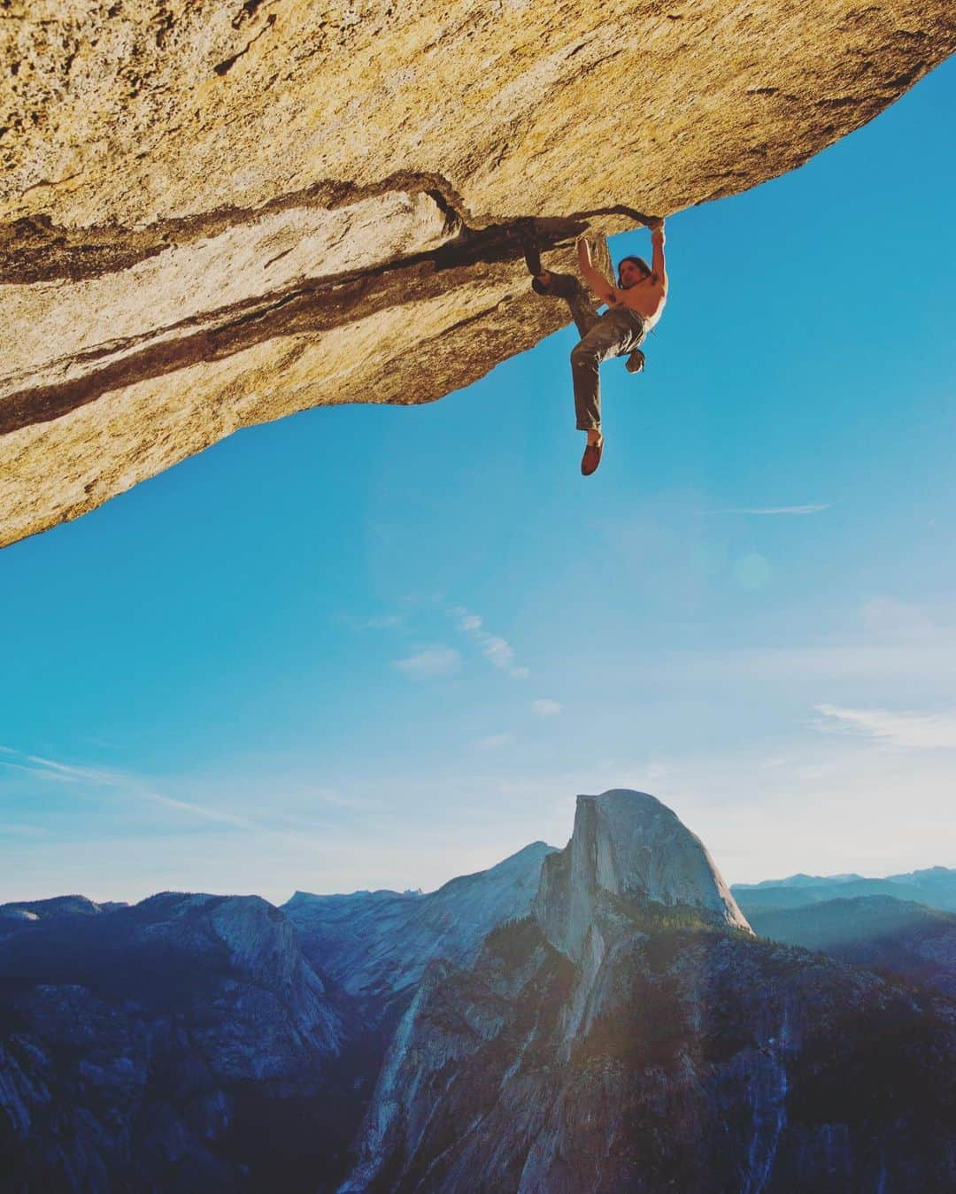 ジミー・チンさんのインスタグラム写真 - (ジミー・チンInstagram)「The late great @deanpotter sin cuerda on Heaven. Dean made the first free solo ascent of this 5.12d off Glacier Point in 2014. ⁣ Shot on assignment for @natgeo」1月18日 9時20分 - jimmychin