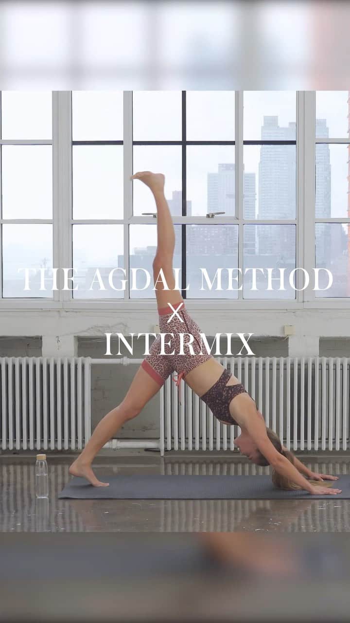 ニーナ・アグダルのインスタグラム：「Happy Sunday ☺️ This week I’m showing you a few of my favorite moves! Let me know if you try it 💗 @intermixonline @theagdalmethod #StyleInAction #TheAgdalMethod」