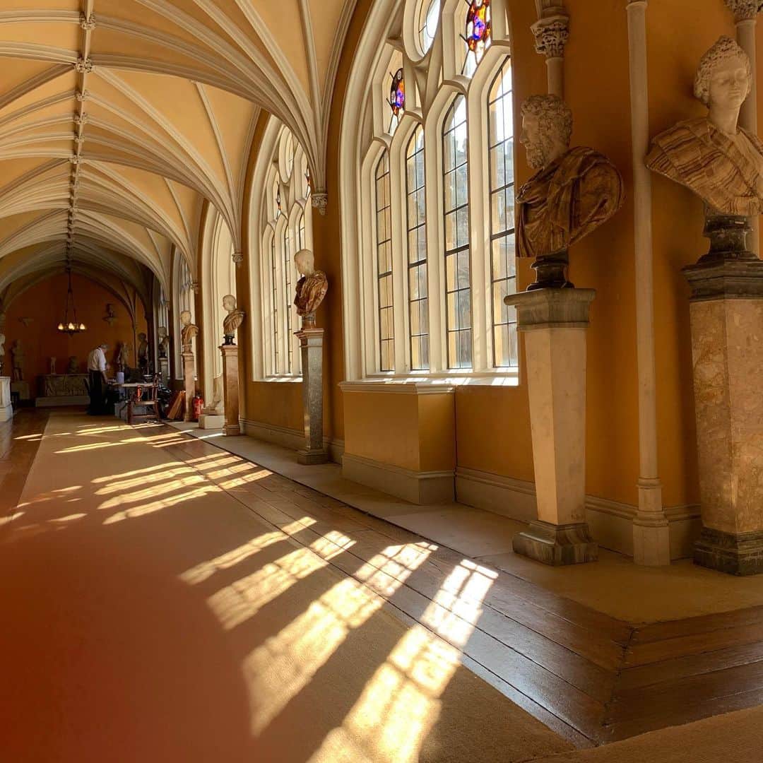 トム・ベリカのインスタグラム：「Alright, @bridgertonnetflix game. Before our talented crew does their magic, we scout locations. Who can place final image next to these pics? #bridgerton @netflix #directorsPOV」