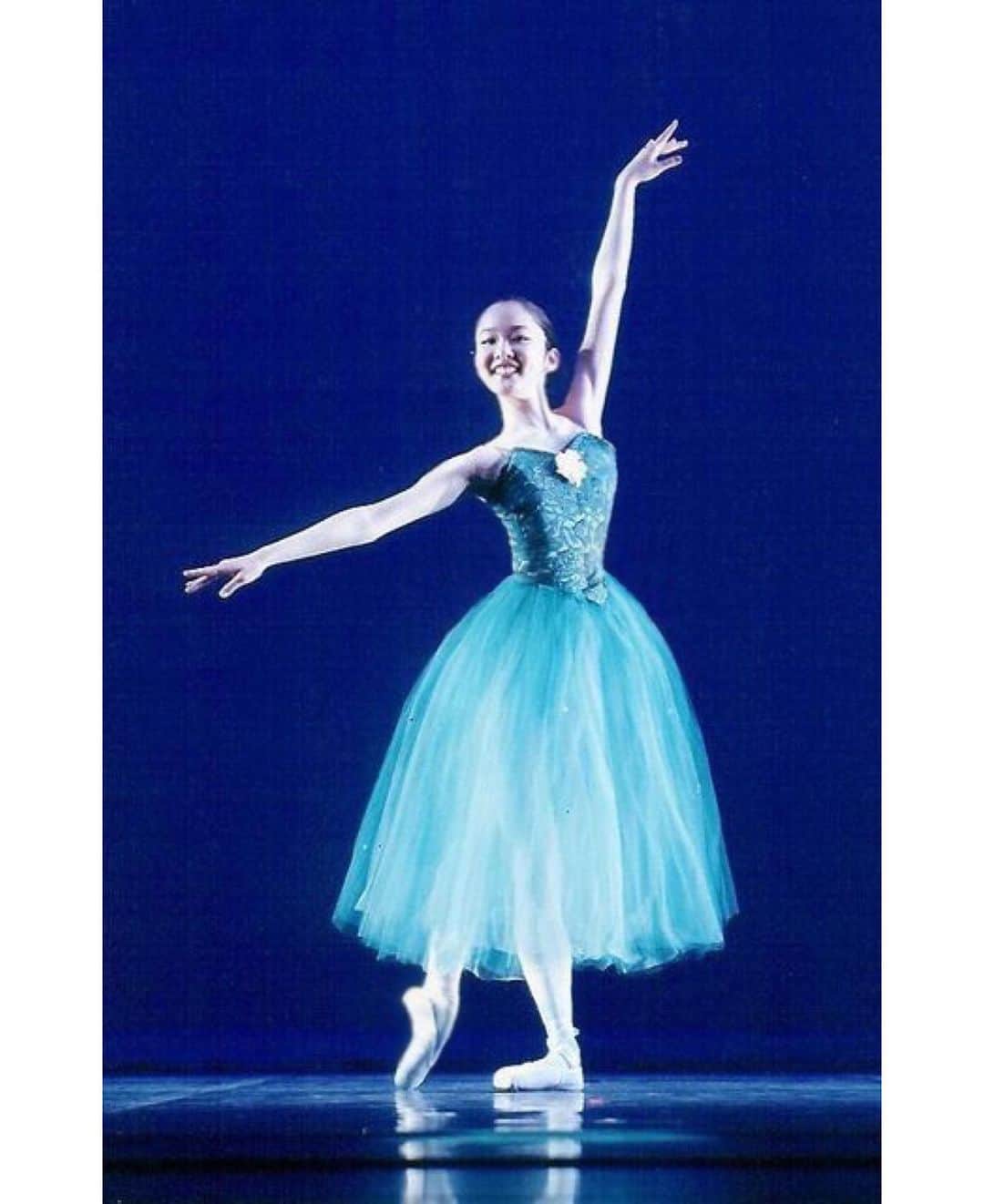 メロディー・モリタさんのインスタグラム写真 - (メロディー・モリタInstagram)「”Save your tears for the stage." These words are by my dearest ballet teacher, and I miss her so much.  My lovely friend and gorgeous dancer @kyliesheaxo and I were in the same ballet company under artistic director Mrs. Stander years ago, and Kylie sent me a very heartwarming gift in memory of her.❤️  Kylie wrote a children's book dedicated to Mrs. Stander, and after asking her followers to help make it come to life, 74 artists around the world (ranging from age 6 to 75 from 25 countries) came together to complete the piece.✨ The beautiful artwork and relatable story truly touched my heart and brought back so many memories.😌🩰  Slide 2 is from a performance back when I was 11 years old. It was a piece which I was selected to join and dance with the senior company members including Kylie! I remember being thrilled to be able to dance together, but I was also nervous and worried for the big stage. I wasn't confident dancing en pointe yet at the time and was struggling with a fast-paced challenging solo I was given. But I remember how Mrs. Stander, Kylie, and all the dancers would be so encouraging by repeatedly telling me "you're doing great, darling!" and "you've got this!" I wasn't able to dance it as perfectly as I wished, but I certainly enjoyed dancing it with all my heart.  Even though Mrs. Stander has left us, her legacy continues to live on. Whenever I'm going through a rough time, I listen to her voice in my head to lift me up. Thank you Kylie for continuing to inspire and spread the "Save Your Tears For The Stage" mantra worldwide.🩰💖✨  * * *  ”Save your tears for the stage." 私の幼い頃のバレエディレクターでロイヤル・バレエ団出身の、もう亡くなられてしまったスタンダー先生の言葉です。 「生きていれば誰しも大変な事があるけれど、舞台に立つ時だけは最高の笑顔で楽しんで、舞台が終わってから涙を流しなさい」という意味が込められています。  バレエカンペニーの先輩だったカイリー (@kyliesheaxo)から、そんなスタンダー先生の言葉を綴った絵本とアパレル、そして手紙が自宅に届きました🎀  絵本はカイリーがフォロワーさん達に呼びかけ、年齢・性別・人種問わず、世界25カ国の方々から届いたイラストを繋げて完成させたものです。  2枚目の動画は、私が11歳の時にカイリーと年上のお姉さん達に混じって作品に参加させて頂いた時の映像🎥🩰 まだトゥシューズにも慣れておらず、ハードな練習や舞台へのプレッシャーで心が折れそうな時、いっぱい泣いたこと、先生とカイリーがいつも側で励ましてくれた事、どれも大切な想い出です。  スタンダー先生からはもう直接励ましてもらうことはできませんが、彼女から頂いた教えと言葉の数々は、今でも私達を正しい方向へ導いてくれています。」1月18日 9時16分 - melodeemorita