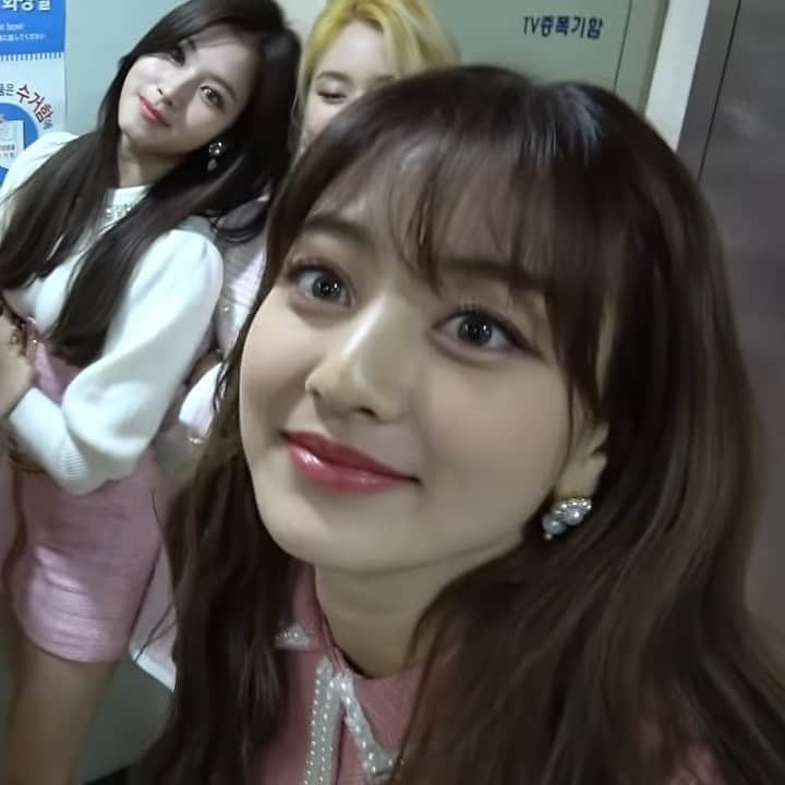 ジヒョさんのインスタグラム写真 - (ジヒョInstagram)「jihyo is literally the cutest girl ever☹️☹️🤏 i‘m so sad...」1月18日 9時26分 - jypjihyo