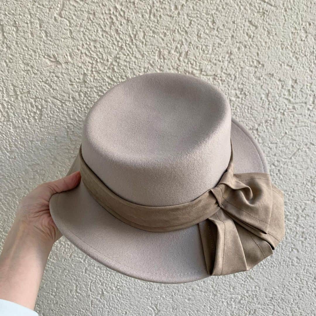 ayakonbubuさんのインスタグラム写真 - (ayakonbubuInstagram)「めちゃくちゃ可愛いカンカン帽見つけたーーーー‼️  フェルトなんだよ！ ベージュなんだけど、帽子とリボンの色もすごくすごーく好みで、見た瞬間 可愛ーーー❤️❤️って声が出た❤️ 1人でいたのに🤣🤣🤣  @14plusjp  の物なんだけど、 #フェルト帽体カンカン帽  フェルト素材のカンカン帽って　みたことなくて、興奮🤣 ZOZOと店舗での問い合わせ番号かいとくね、  53952646（ZOZO） ihat0480（店舗）  もう一色あるんだけど　そっちもいい色！ 私　頭大きい方だと思うんだが アシーナニューヨークはキツくてキツくて頭痛くなる感じ、  これは サイズ表記に〜57とあった。 私　被ってもゆとりあったよ。 カンカン帽の形的に、ゆとりできるのかな。 まぁ　楽なので　大好きです←❤️ 春も使える👍 またコーデ載せるね🥰  帽子　#イチヨンプラス カーディガン　#ciaopanictypy  ボトム#reedit  バッグ　#prada  靴　#puma  #アラフォー#アラフォーコーデ  #40代コーデ #40代ファッション  #カジュアル#カジュアルコーデ#シンプル#シンプルコーデ #code#codenate #fashion #ootd  #こんぶコーデ#ママコーデ#ママファッション#ママリ #女の子ママ #プチプラコーデ #プチプラ #帽子#カンカン帽#ハット#hat」1月18日 9時37分 - ayakonbubu