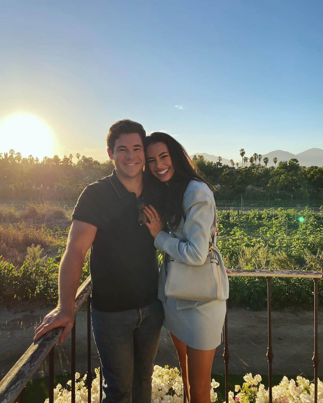 クロエ・ブリッジスのインスタグラム：「Back at the beginning of October I posted that we had finally locked down a wedding venue and a date and were pretty proud of ourselves…. But since then, that venue has canceled all 2021 events, so it’s back to the drawing board! Is planning a wedding during a pandemic a lost cause? Possibly! But we’re still plugging away - masked up and came to Mexico to start planning something smaller, later, more margarita-full, and (God willing) post-vaccine/safe/covid-free 🙃」