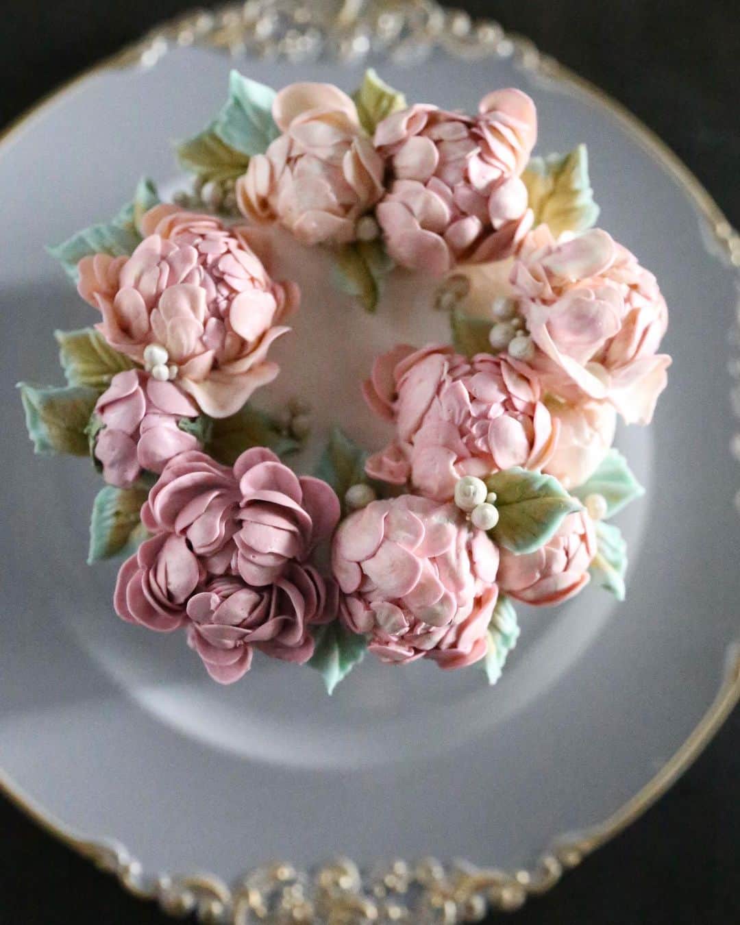 청담 수케이크 (atelier soo)さんのインスタグラム写真 - (청담 수케이크 (atelier soo)Instagram)「ㅡ Love. Love. poeny 💝 Buttercream flowers. ㅡ #flower #cake #flowercake #partycake #birthday #bouquet #buttercream #baking #wilton #weddingcake #wedding #peony ㅡ www.soocake.com vkscl_energy@naver.com」1月18日 9時32分 - soocake_ully