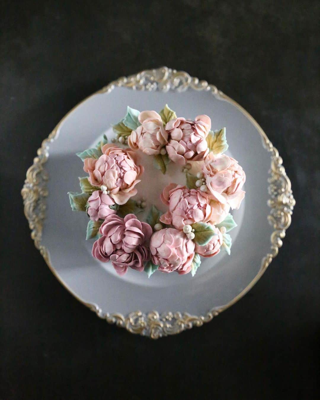 청담 수케이크 (atelier soo)さんのインスタグラム写真 - (청담 수케이크 (atelier soo)Instagram)「ㅡ Love. Love. poeny 💝 Buttercream flowers. ㅡ #flower #cake #flowercake #partycake #birthday #bouquet #buttercream #baking #wilton #weddingcake #wedding #peony ㅡ www.soocake.com vkscl_energy@naver.com」1月18日 9時32分 - soocake_ully
