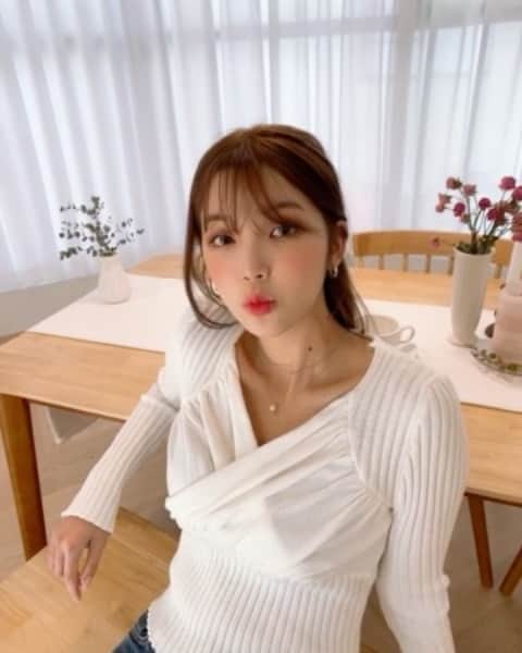 Chuuのインスタグラム：「티셔츠 하나만으로도 패셔너블💚  바스트 부분 볼륨감을 만들어주는 셔링과 랩 포인트로 티셔츠 하나로 오늘의 예쁨✨세로 골지 디자인으로 슬림함은 덤👍🏽 자연스럽게 핏 되는 디자인이라 정말 예뻐요💕  #chuu#츄#데일리룩#랩티셔츠#티셔츠맛집#좋아요#코디추천」