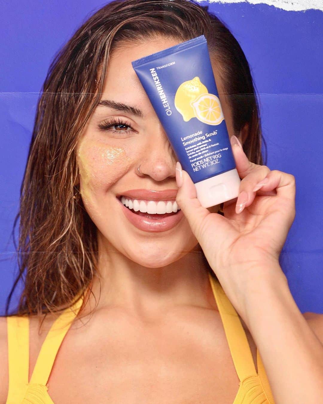 iluvsarahiiさんのインスタグラム写真 - (iluvsarahiiInstagram)「My main squeeze 🍋 Introducing the NEW lemonade Smoothing Scrub from @olehenriksen. This scrub works  double duty (YESSSS both physically and chemically) to instantly and gently smooth , polish and and detoxify my skin. It made of ultra-fine sugar exfoliants , lemon peel , and 10% AHA’s so you get the ultimate exfoliating experience👌🏼   How does it work - 🍋 AHAs (glycolic + lactic acids) Chemically exfoliate skins o that will help to even tone and texture  🍋Lemon Peel and Sugar (exfoliates and polishes skin)  🍋Holy basil + chamomile (conditions and renews skin )   #iluvsarahii #ad」1月18日 9時47分 - iluvsarahii