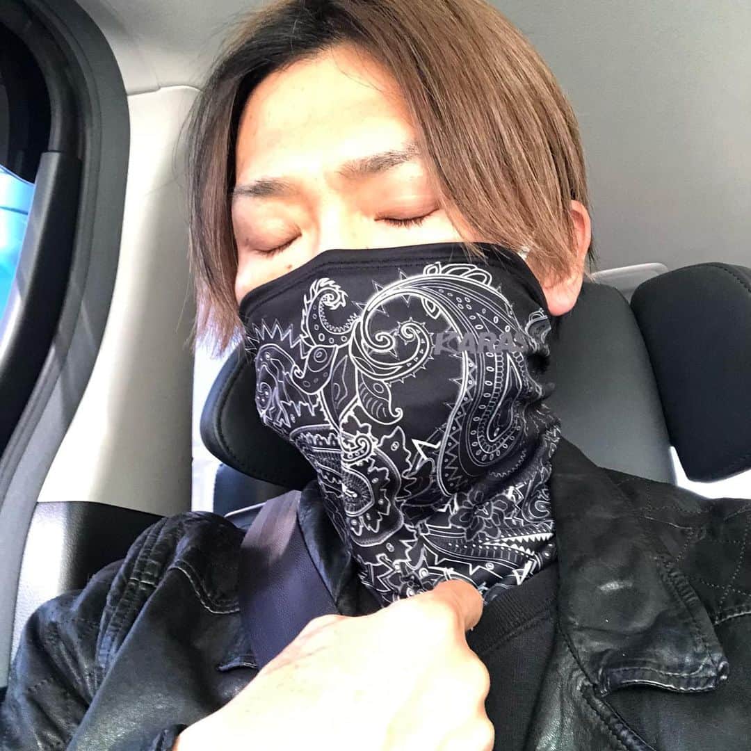 SHINPEIのインスタグラム：「#KARAS のファッションマスク﻿ ﻿ 日常生活の飛沫防止用として。﻿ 薄く柔らかいから、ランニングやサイクリングの時に使うネックウォーマーにも使いやすい。﻿ ﻿ 首に一枚包み込んでくれるものがあるだけで、暖かさって全然変わるよね。﻿ 就寝時の喉周りケア用に巻いて寝たり、﻿ マフラーを巻く中に仕込むインナーウェアとしても使ってます。﻿ ﻿ COOLなペイズリー柄は、レザーウェアとの相性も良し！おすすめ﻿ ﻿ #karas_tokyo」