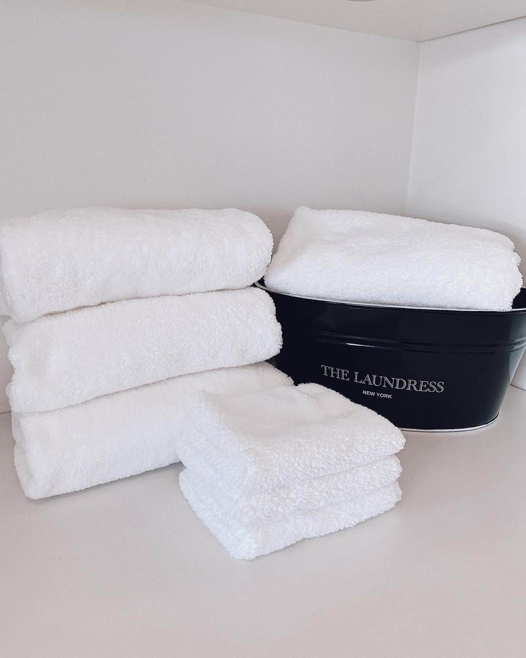 翁安芸さんのインスタグラム写真 - (翁安芸Instagram)「先日の新月の日に一新したタオル✨  毎年この時期に我が家のタオルを新調しています。ここ数年は肌触りがよく、心地よいUCHINO TOUCHに☁️  #towel #uchinotouch #thelaundress #タオル」1月18日 9時51分 - akinyc