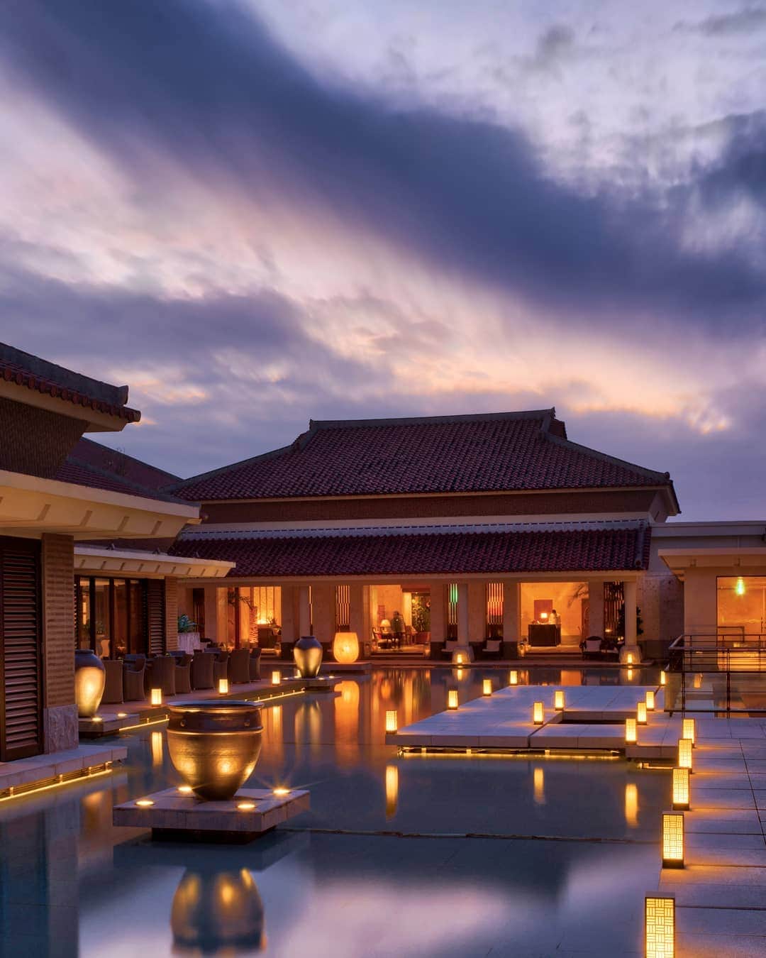 リッツ・カールトンのインスタグラム：「Let the last of island skies follow your every step at The Ritz-Carlton, #Okinawa.」