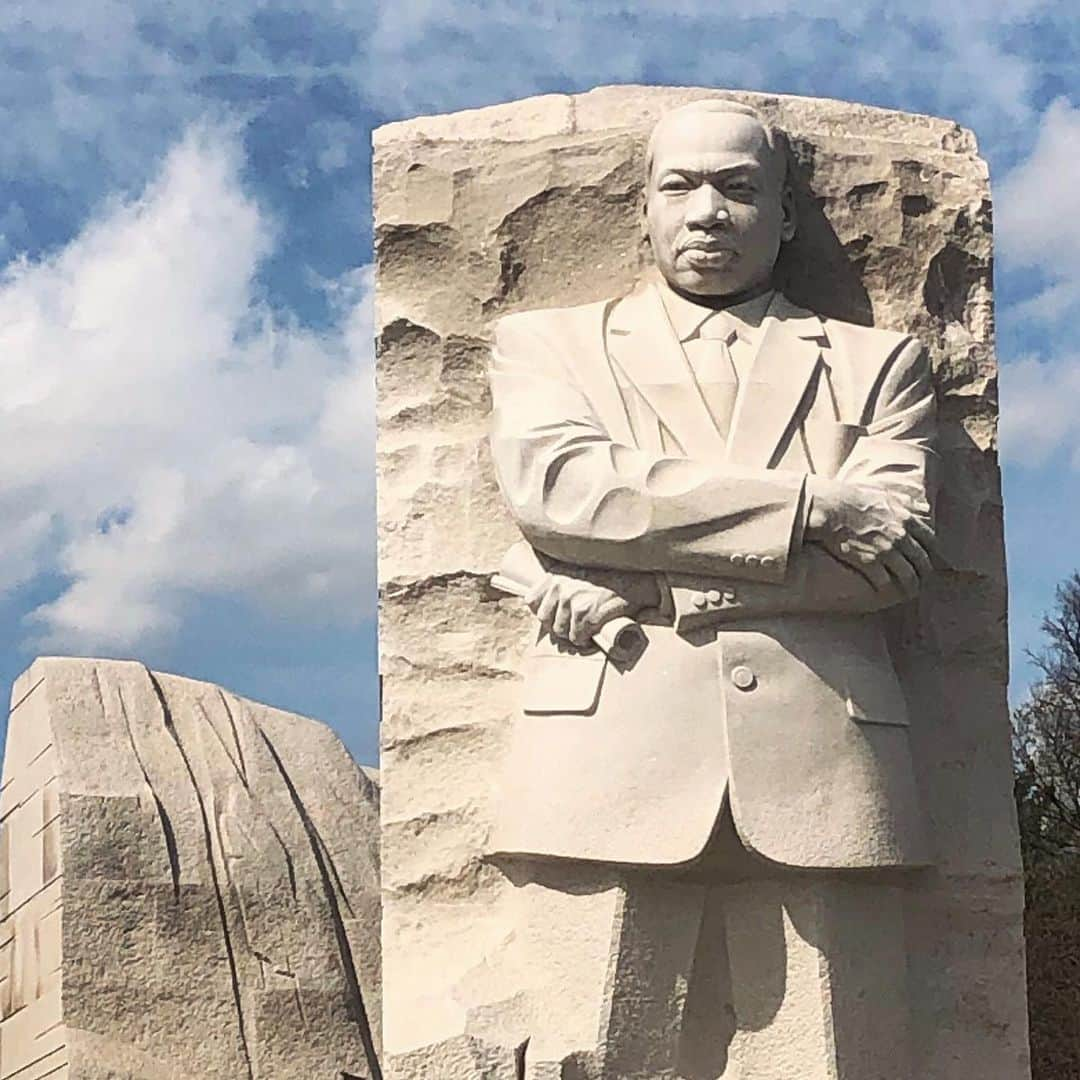 アメリカ大使館さんのインスタグラム写真 - (アメリカ大使館Instagram)「1月の第3月曜日は、キング牧師(Martin Luther King Jr.)の日で🇺🇸の㊗️祝日です。 公民権運動の先駆的なリーダーの一人で、1964年にノーベル平和賞を受賞したマーティン・ルーサー・キング牧師の一生と彼の残した業績を讃える日です。 1963年8月28日に、キング牧師がリンカーン記念堂で行った「私には夢がある」のスピーチは有名ですよね🎙 . #usa #america #studyabroad #livinginamerica #holiday #january #martinlutherkingjr #blm #nobelpeaceprize #history #monument #sky #park #アメリカ #アメリカ生活 #留学 #祝日 #1月 #キング牧師 #ノーベル平和賞 #石像 #青空 #雲 #歴史 #ihaveadream #私には夢がある #スピーチ #リンカーン記念堂 #nationalmemorial」1月18日 9時53分 - usembassytokyo