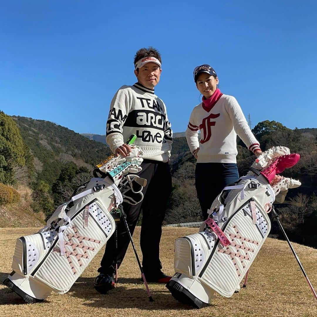 三浦辰施さんのインスタグラム写真 - (三浦辰施Instagram)「今年最初の　えりかとの「研鑽ラウンド」も超快晴☀️☀️☀️  今月の2人のテーマは「少しでも暖かい所で！」だったので今回は南下しました笑  この日の僕のゴルフの内容は絶不調ww このあと何本かショット動画はアップしていきますが 今日は僕ではなく　えりかのショットをご覧ください（4枚目）  快晴すぎてキャディバックとティグランド囲んで撮りましたが「セルフで担ぎ」ラウンドみたいですな♬♬  たまにはやってみたいです平坦なコースでww @erika._.k89  @tampro.golf_diet  @anewgolf @selmo_japan @archivio.official_online  @azasgolf @azas_dribat  @manon_i3  #研鑽ラウンド #快晴 #晴れ男　#晴れ女  【#たむプロ】 【#三浦辰施】 【#PleasureGOLF市が尾】 【#インドアゴルフ】 【#シミュレーションゴルフ】 ・ 【#ティーチングプロ】 ・ 【#アルチビオ】 【#archivio】 【#AzasGolf】 【#Bushnell】 【#YouTube】 ・ 【#タイガーウッズ】 【#松山英樹】 【#石川遼】 【#渋野日向子】 ・ 【#ゴルフ】 【#golf】 ・ 【#ゴルフレッスン】 【#ゴルフスイング】 【#ドライバーショット】 【#アイアンショット】 【#ゴルフ女子】 【#ゴルフ男子】 【#インスタゴルフ】  ・  【#ダイエッターさんと繋がりたい】 【#猫好きさんと繋がりたい】」1月18日 9時56分 - tampro.golf_diet