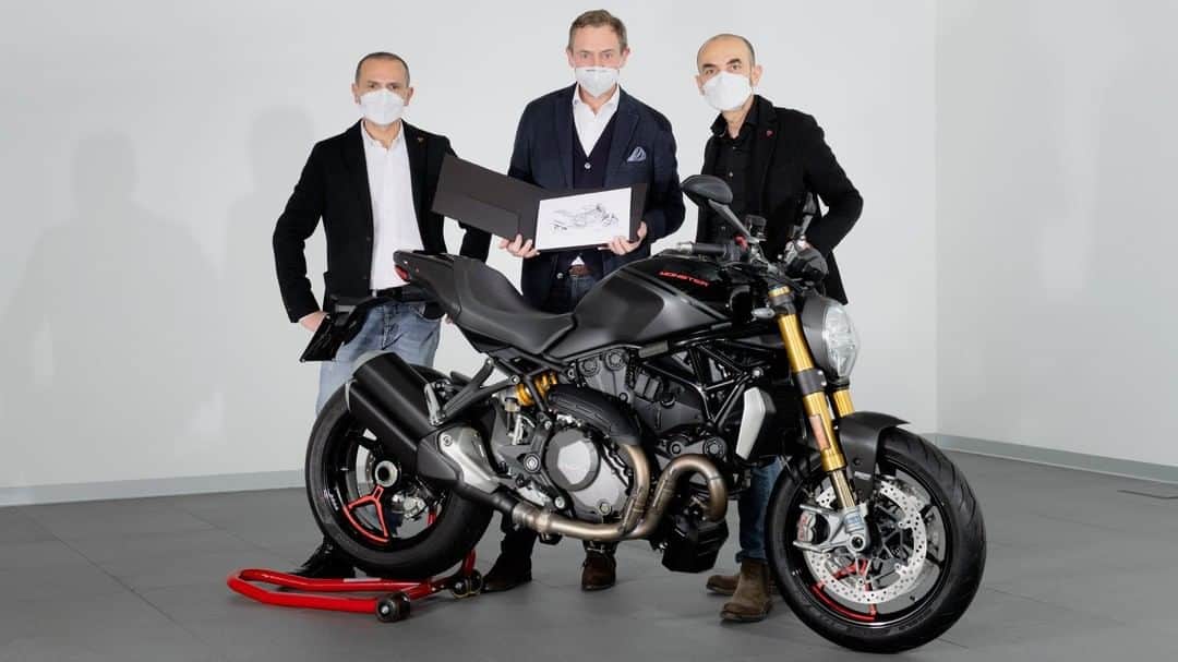 Ducati Japanさんのインスタグラム写真 - (Ducati JapanInstagram)「ドゥカティの歴史の中で最も多く販売している、モンスターの生産累計が35万台を達成しました。  ボルゴパニガーレの本社工場から出荷した、『350,000』の記念プレートで飾ったモンスター1200 S ブラック・オン・ブラックは、ドゥカティ最高経営責任者クラウディオ・ドメニカーリが署名した生産証明書と、ドゥカティ・スタイル・センター責任者のアンドレア・フェラレージ署名したモンスターのスケッチとともに、オーナーへ直接納車しました。  このニュースの詳細は、プロフィール( @ducatijapan )のリンクよりドゥカティ ジャパンのサイトをご覧ください。  #ドゥカティいいじゃん #モンスター #WeLoveMonster #JustFun #バイク #バイクのある生活 #バイクのある風景 #motorcycle #bike #ツーリング」1月18日 9時58分 - ducatijapan