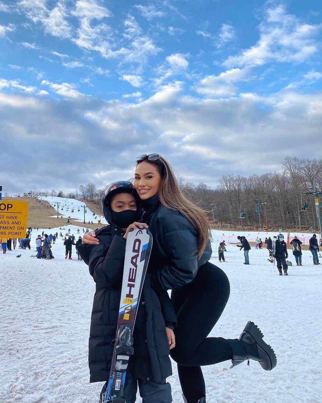 ダフネ・ジョイのインスタグラム：「Sunday funday with my baby boy ❄️ ⛷ 🤍」