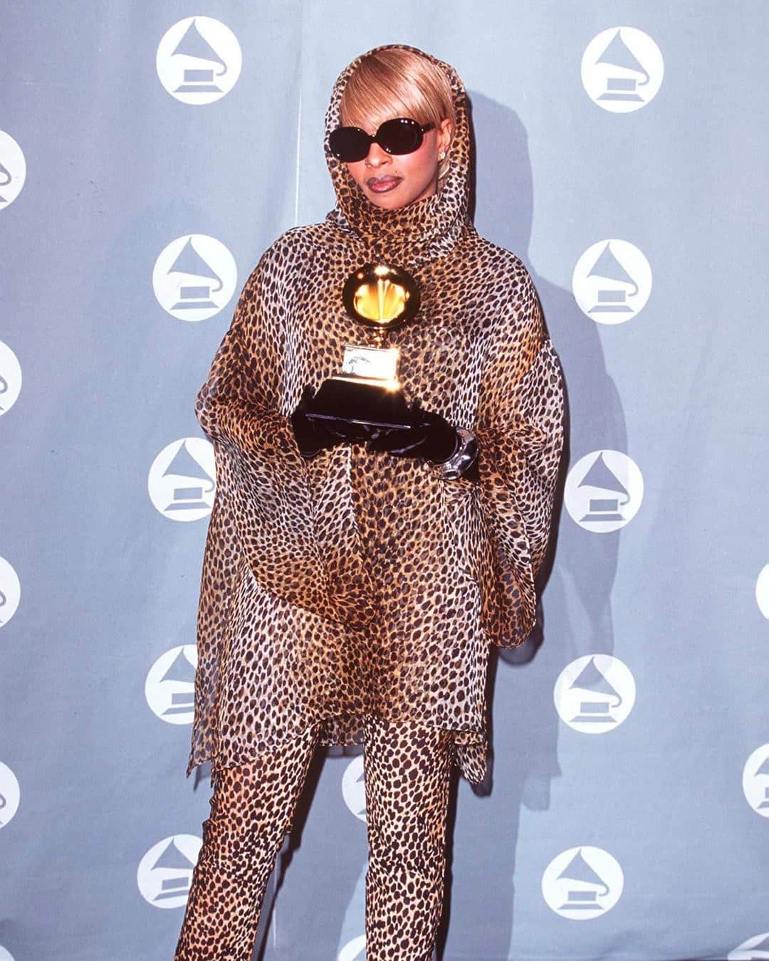 i-Dさんのインスタグラム写真 - (i-DInstagram)「@therealmaryjblige is The Queen of Hip-Hop Soul.⁣⁠ ⁣⁠ She should also be considered as royalty when it comes to coordinating outfits and sunglasses on the red carpet.⁣⁠ ⁣⁠ As the legendary hitmaker celebrates her 50th birthday this week, we look back at Mary's most iconic looks via the link in bio. ⁣⁠ ⁣⁠ .⁣⁠ .⁣⁠ .⁣⁠ Text @ZoeKends⁣⁠ Photo SGranitz/WireImage⁣⁠ #MaryJBlige」1月18日 10時01分 - i_d