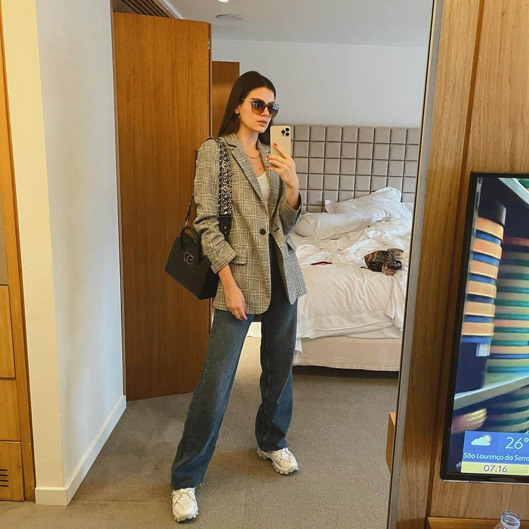 Camila Queirozのインスタグラム：「Postando uma #desneceselfie aqui só pra disfarçar a ansiedade que eu tô pra contar sobre um novo projeto que lança AMANHÃ 😱 será que alguém arrisca um palpite pelo spoiler que eu dei nos stories? #CQ」