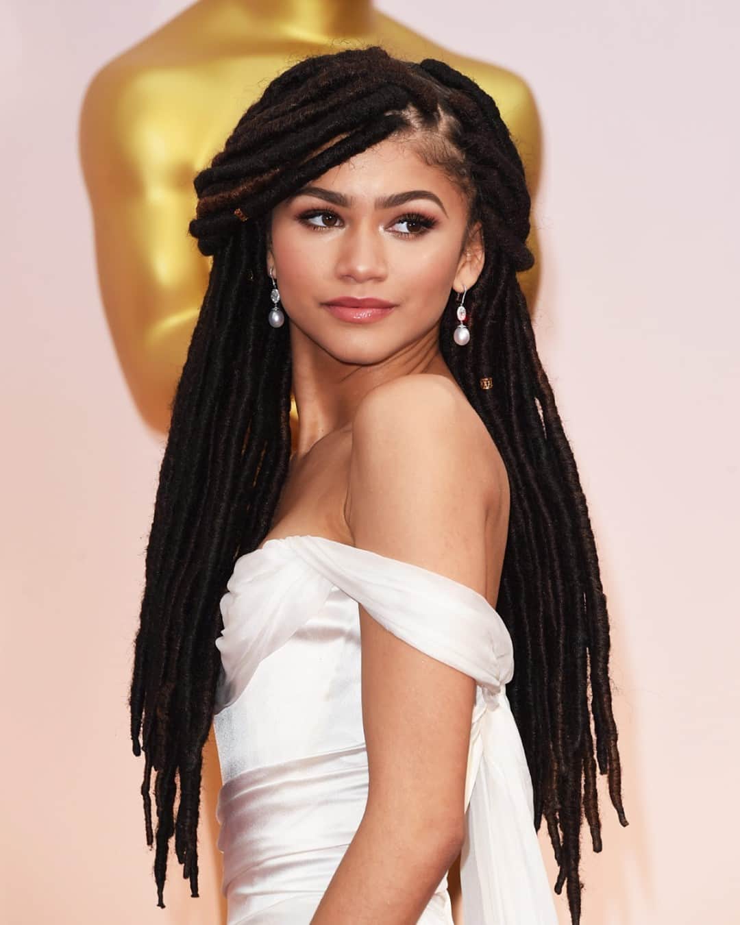 Vogue Australiaさんのインスタグラム写真 - (Vogue AustraliaInstagram)「On top of being one of her most iconic looks (and one that helped establish her as a fashion powerhouse), this moment from #Zendaya—in ivory Vivienne Westwood and faux-locs—also made headlines for another reason. After Giuliana Rancic remarked on television that she probably smelt like “patchouli oil and weed," Zendaya would go on to condemn to the now-notorious comments as "ignorant" and "offensive". To read the whole story, and for 8 other celebrity beauty moments that broke the internet, tap the link in bio.」1月18日 10時05分 - vogueaustralia