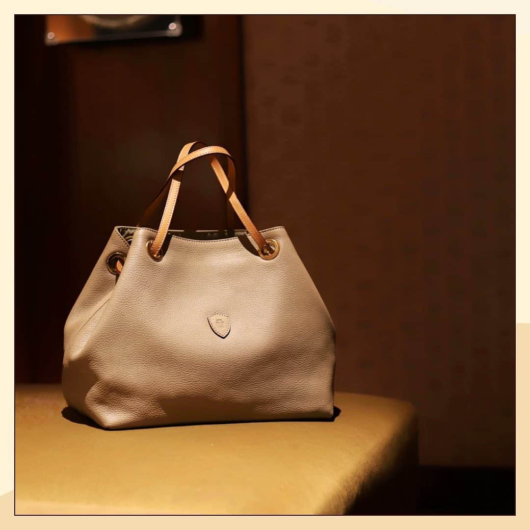 Felisi Japan 〔フェリージ〕のインスタグラム：「【Natural Color Shades】 . シーズンレス且つタイムレスな、 ベージュやナチュラル系のニュートラルカラー。 程よい艶感、そして上品さを感じるカラーの レザーアイテムは、トレンドへの感度の高い貴方の スタイリングへそっと寄り添ってくれます。 . . ■Hand Bag Model No. 17/21/3/LD+DS+A031 Price：¥64,900 . . . #felisi #feisiselection #felisicollection #leathergoods #beige #naturalcolor #colorshades #wallet #bag #フェリージ #フェリージセレクション #フェリージコレクション #ベージュ #ナチュラルカラー #トープ #バッグ #ウォレット #ミニウォレット #革小物 #革製品 #レザーバッグ #かばん #鞄」