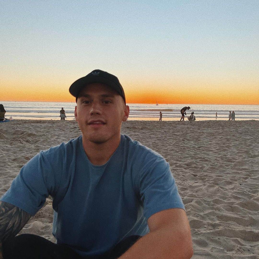 ブランドン・シェイアのインスタグラム：「just sun gazed for my first time. It only validated my feeling that we live in a simulation 🖖🏼」
