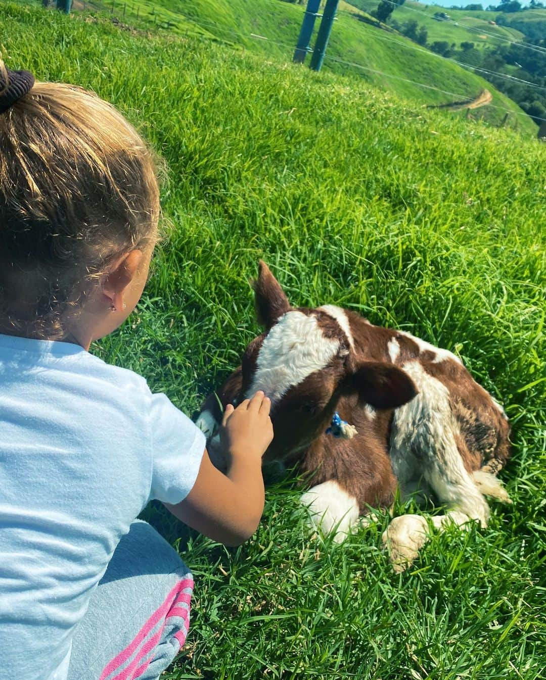 ファン・スニガさんのインスタグラム写真 - (ファン・スニガInstagram)「“TU FUTURO DEPENDE DE LO QUE HAGAS HOY...NO MAÑANA” 👧🏼❤️😍👧  #ESOVA🔥 #ACATODOESMASSABROSO🌈☀️🌳🐮🥛🍼」1月18日 10時26分 - camilozuniga18