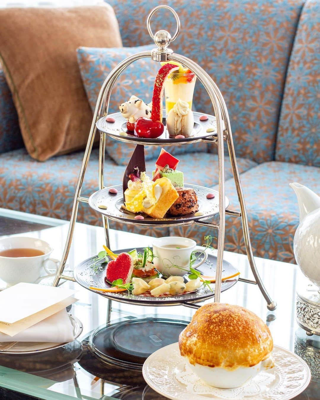 The Westin Osaka （ウェスティンホテル大阪）のインスタグラム：「ロビーラウンジでは 2月28日までの期間、Special Afternoon Tea Set「フロマージュ＆ショコラ」をご提供しております。一番上の段には、2021 年の干支とチーズをかけて「うし」のメレンゲを。今回もシェフパティシエ山口の遊び心が随所に散らばったこだわりのスイーツを揃えました。 さらに、スペシャルディッシュは、アマデウス特製「チーズフラン」を。 温かいスープからはじまる特製アフタヌーンティーをお楽しみください。 ————————————————— #TeaAtWestinOS #アフタヌーンティー #アフタヌーンティー巡り #アフタヌーンティーセット#afternoontea #ショコラ #チーズ #フロマージュ #丑 #干支スイーツ #チーズフラン #sweets #スイーツ #ラウンジ #lounge #ご褒美スイーツ #スイーツ女子 #ヌン活 #スイーツ部 #ホテルスイーツ #カフェ #梅田 #大阪#ホテル #ホテル巡 #instafood #osaka ————————————————— Tag @westinosaka to share your image with us.  ⠀⠀ #WestinOsaka #ウェスティンホテル大阪」