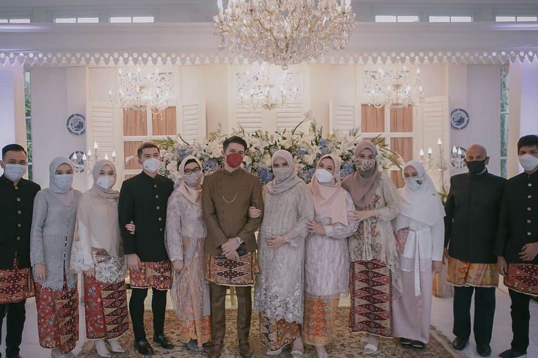 Zaskia Sungkarのインスタグラム：「Sedih bgt terpaksa cancel semua tamu undangan termasuk sahabat , om tante dan para sepupu 🥲 izin yg didapet akhirnya hanya cukup untuk keluarga inti yg ada difoto ini 😅 dan para pengisi acara . Padahal temen2 dan keluarga udah nyempetin swab smua untuk dateng ke acara ini . Well Peraturan tetep peraturan yg harus dipatuhi dan Begitulah Takdir juga kuasa Allah , Sedikit aja Allah cabut nikmat kita .. Apalah daya kita sebagai manusia .   Terimakasih @rans.entertainment @indosiar dan video.com yang sudah mengabadikan moment berharga untuk kami ini sehingga keluarga yang gak bisa hadir akhirnya ikut nikmatin acara ini secara live dan virtual 😘 temen2 juga bisa ya nonton momen 7 bulanan dan Gender Reveal kemarin , Juga ikut serta dalam Penggalangan dana untuk bencana Alam di Indonesia yang terjadi belakangan ini . di youtube channel nya Rans 😘 ada barcode nya kalian bisa lgsng scan dan ikut berdonasi   Photography : @aliencophoto」