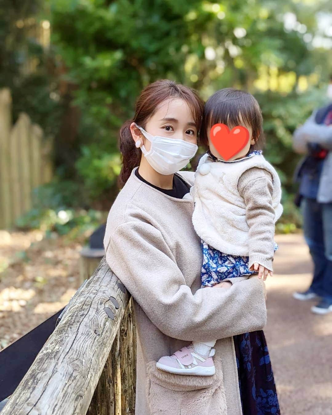 小野恵美のインスタグラム：「ベージュ×ブルーのリンクコーデ🤎💙  #stayhome の毎日ですね。 はやく沢山お出かけしたいな。  近所の公園通い詰めたら、 もう滑り台も一人で登って一人で滑れるようになりました👏  自分のお名前も言えるようになってきて感動〜☺️ 会話が成り立ってきているので、〇〇持ってきてとかも理解してるし、何がしたいのかも教えてくれて、コミュニケーションが楽しい。 語彙も日々増えてます！ 私に似て（パパもだけど笑）おしゃべり大好きなようです。  #1歳3ヶ月 #女の子ママ #女の子ベビー #育児 #子育て」