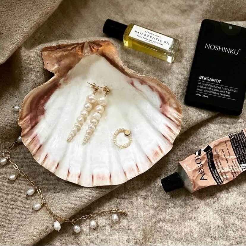 FRENCH GIRLのインスタグラム：「Sunday Saviors: pearls and hand care, courtesy of @thenewatelier 🐚  Roll Nail + Cuticle Oil onto nails after washing and moisturizing to soothe, heal, and nourish nails and cuticles for beautiful, healthy hands ✨  Photo by @thenewatelier 🤍」