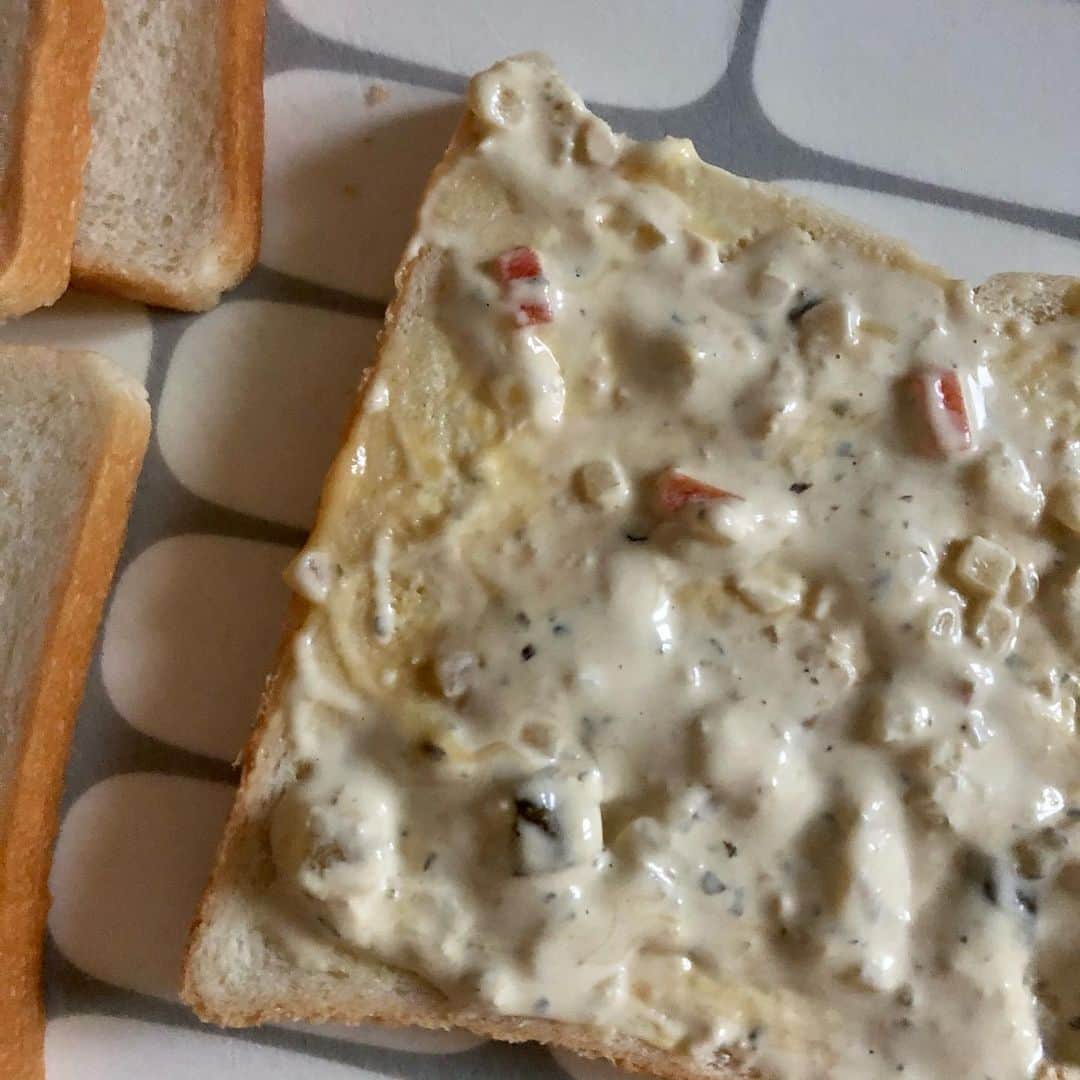 ◆miki◆さんのインスタグラム写真 - (◆miki◆Instagram)「* * 🍞🍞🥚 * いや～これ美味しかったわ～ ペロ～っと食べちゃった‼️ 一瞬だったわ～  久世福商店行ったら なーんか買っちゃうよね🥺❤️  ほんで 恐れていた事がもはや起きとるのよ  看護師さんから体重指導入りました😀  え？？アカーン😂😂😂 思ってたより早～い展開😂😂  悪阻でシューっとなったのに ハイスピードですよ  前回 #まんぷくふとる  くんみたいなったからね それはホントに回避したい☺️  #タルタルソース #飲める #久世福商店」1月18日 10時50分 - gold______star