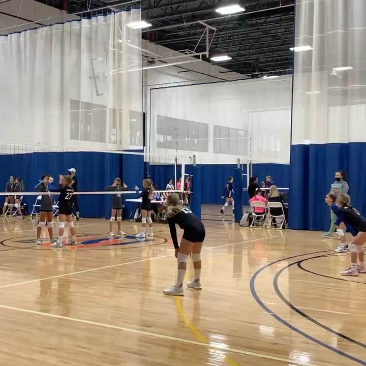 ブラッド・エルドレッドのインスタグラム：「Kensy #27 first volleyball tournament! First spike! Avery #55 serving it up in Jacksonville. #volleyballgirls #jupiterelite#girldad❤️」
