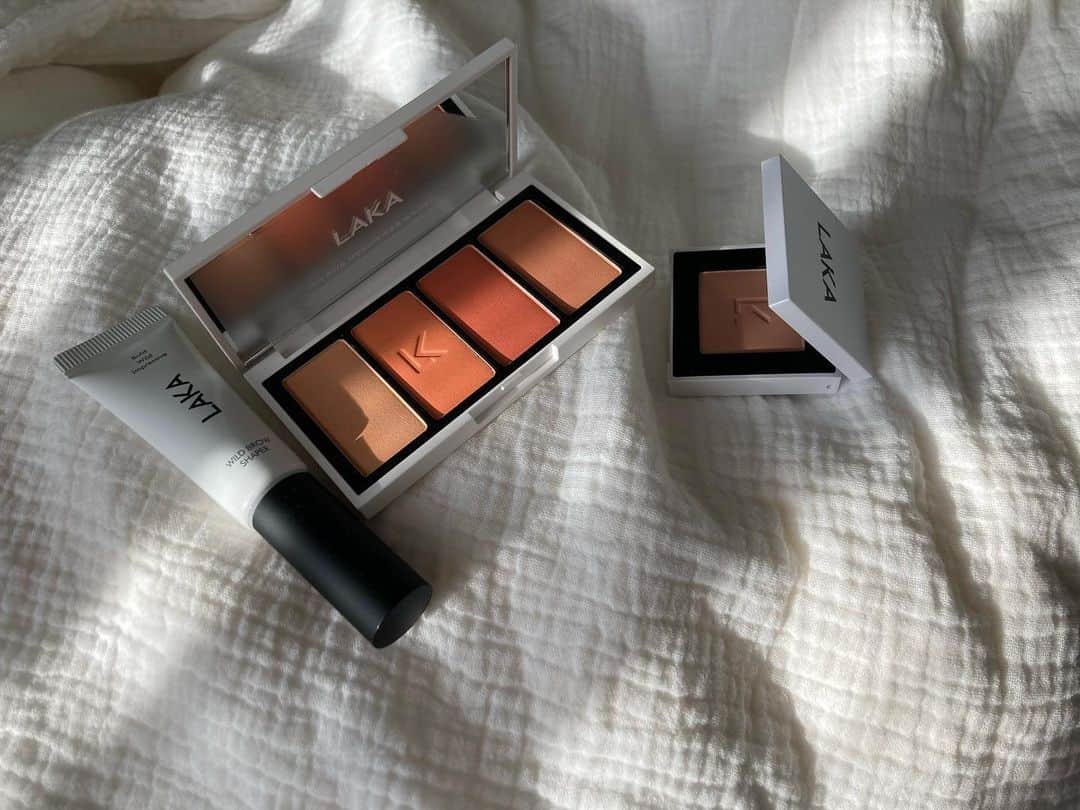 井上花実のインスタグラム：「届いた📦 YouTubeで見て絶対欲しかった LAKAのWILD BROW SHAPER @laka.official.japan  @laka.official  眉毛をふさふさに立てるやつ ついでに買ったマットなアイシャドウもどタイプだった LAKAは安いのに、カラーがすごい好きなのばかりある 甘すぎなくて大好き アイシャドウはJUST EYE PALETTE のTANGERINEと JUST EYE SHADOW のMATTHEW :  #LAKA#眉メイク#アイシャドウ#マットアイシャドウ#オレンジメイク#アイシャドウパレット#韓国コスメ」