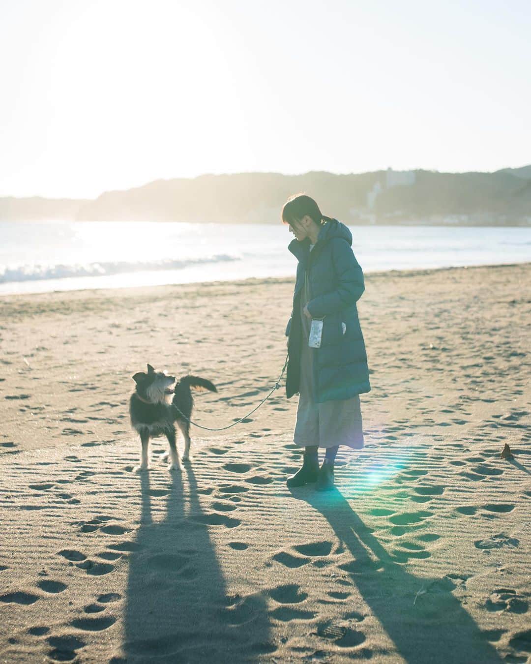 甲斐麻美さんのインスタグラム写真 - (甲斐麻美Instagram)「やっぱり海が好き  #いぬとわたし #元保護犬 #保護犬を家族に #ペットショップに行く前に #犬との暮らし #わたしたちの幸せ #家族 #海 #海散歩 100% #リサイクルダウン #パタゴニア #笑う犬」1月18日 10時54分 - kaico_asami