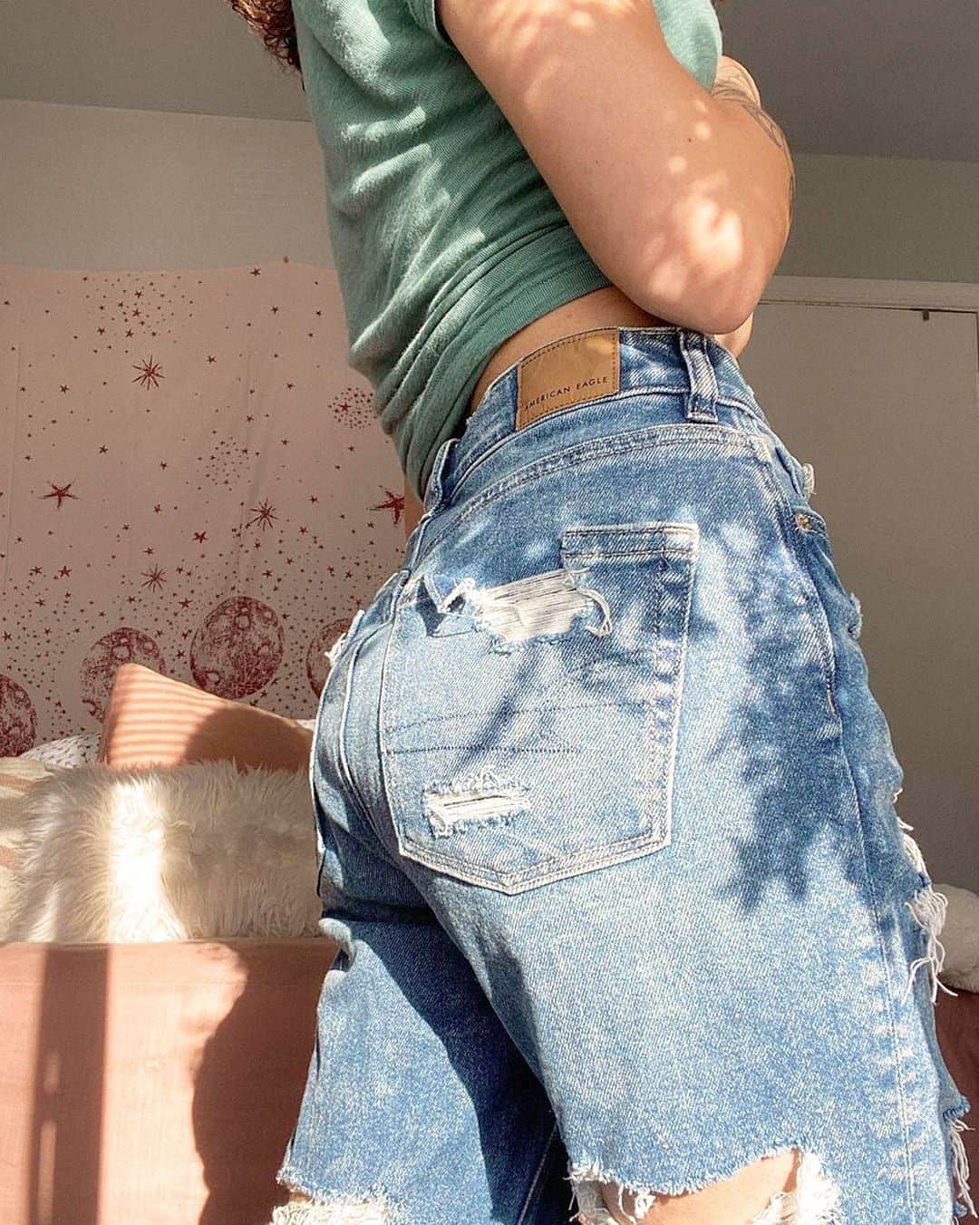 American Eagleのインスタグラム：「“Jean check ✨👖 Stretch Mom jeans always keep me comfy.” -@theliyahrich #myAEambassador」