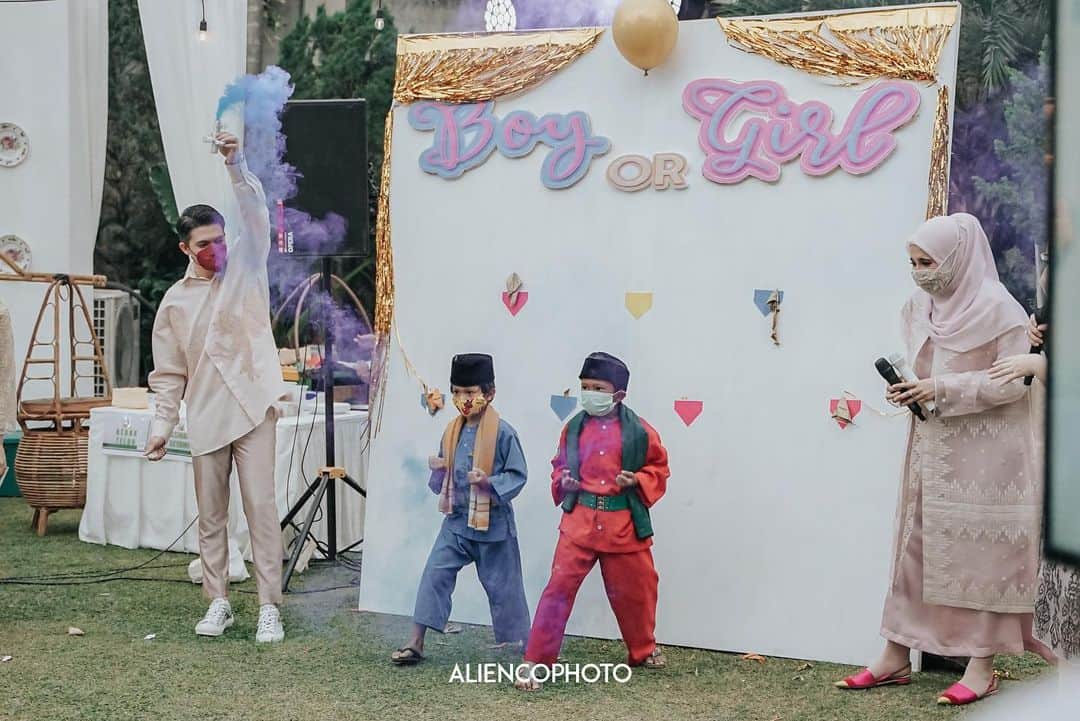 Zaskia Sungkarのインスタグラム：「Kalau cw yg keluar none jakarte , kalau cowo si pitung .  Tadaaaaa Yg keluar si pitung 🐛🤣 emeshhh !!  Alhamdulillah Adam dapet temen 👶🏻  Liat keseruan kemarin yuk di Youtube Channel @rans.entertainment」