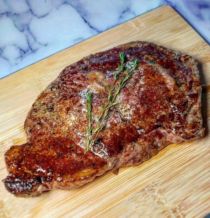 Flavorgod Seasoningsさんのインスタグラム写真 - (Flavorgod SeasoningsInstagram)「Super easy Ribeye from @butcher_box . Seasoned with @flavorgod garlic lovers and @redmondrealsalt by @lowcarb_eats_and_sf_treats⁠ .⁠ Add delicious flavors to your meals!⬇️⁠ Click link in the bio -> @flavorgod  www.flavorgod.com⁠ -⁠  I seared both sides in a @lodgecastiron skillet and tossed it in the oven for a few mins and served my steak medium well (how I love my steak.)⁠ ..⁠ What is your favorite cut of steak? I love Ribeyes and more Ribeyes lol⁠ -⁠ Flavor God Seasonings are:⁠ 💥ZERO CALORIES PER SERVING⁠ 🔥0 SUGAR PER SERVING ⁠ 💥GLUTEN FREE⁠ 🔥KETO FRIENDLY⁠ 💥PALEO FRIENDLY⁠ -⁠ #food #foodie #flavorgod #seasonings #glutenfree #mealprep #seasonings #breakfast #lunch #dinner #yummy #delicious #foodporn」1月18日 11時00分 - flavorgod