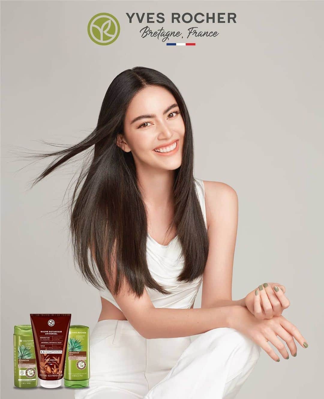 マイ・ダーウィカーのインスタグラム：「เตรียมพบกับไลฟ์ สุด exclusive กับ ใหม่ ดาวิกา กับ งาน Yves Rocher A whole new world ที่ดาวิจะมาคุยให้ฟังถึงสินค้า hair care ของแบรนด์และเรื่องราวสวยโลกไม่เสีย ของแจกเพียบเพียบเลย มีเฉพาะไลฟ์นี้เท่านั้น   แล้วเจอกันวันที่ 19 ม.ค. 64 นี้ ที่ FB fanpage Yves Rocher Thailand เวลา ทุ่มตรง  add รอไว้เลยจ้า  #สวยมีสติ #สวยโลกไม่เสีย #yvesrocherhair #YvesRocherTH」