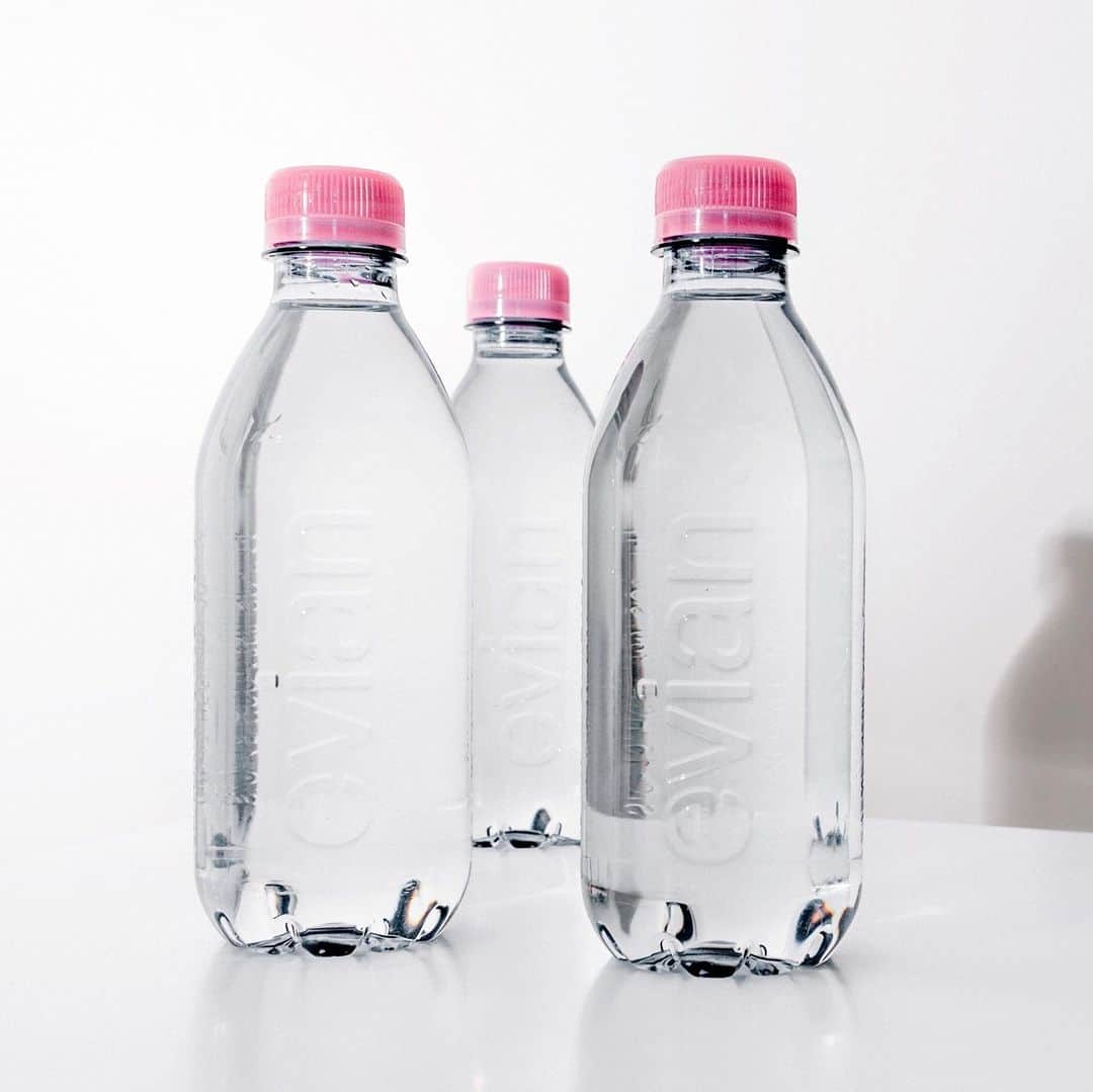 evianさんのインスタグラム写真 - (evianInstagram)「Our label-free 100% recycled bottle is now available in @amazonae  It is our first circular-designed bottle and latest achievement in becoming a #circularbrand by 2025. Together, let’s create a more sustainable tomorrow.​⁣ ⁣ مرحبًا بك في العائلة الدائرية​⁣ (welcome to the circular family!)​⁣ ⁣ #evian #evianwater #labelfreebottle #stayhydrated​」1月18日 22時00分 - evianwater
