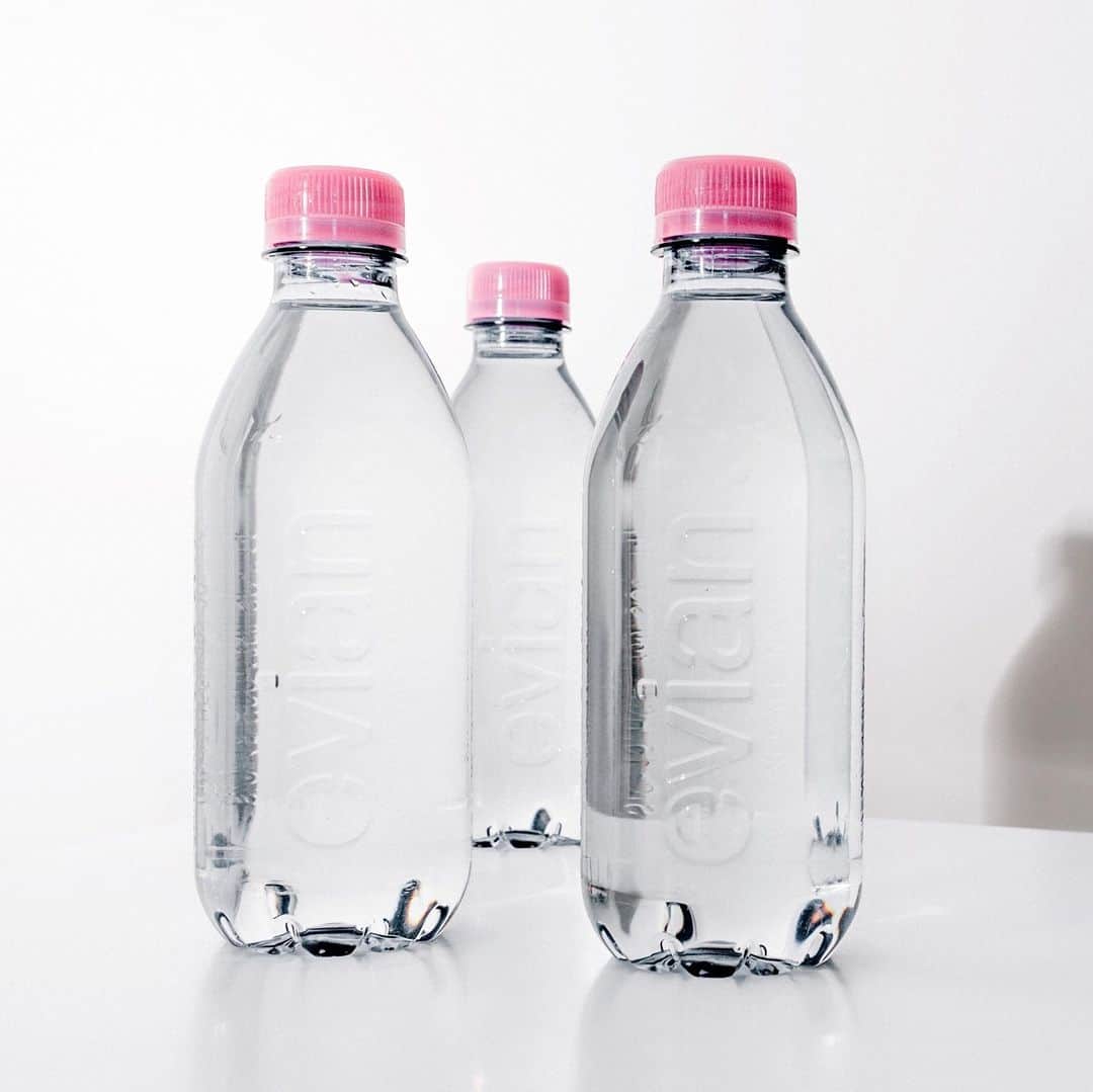のインスタグラム：「Our label-free 100% recycled bottle is now available in @amazonae  It is our first circular-designed bottle and latest achievement in becoming a #circularbrand by 2025. Together, let’s create a more sustainable tomorrow.​⁣ ⁣ مرحبًا بك في العائلة الدائرية​⁣ (welcome to the circular family!)​⁣ ⁣ #evian #evianwater #labelfreebottle #stayhydrated​」