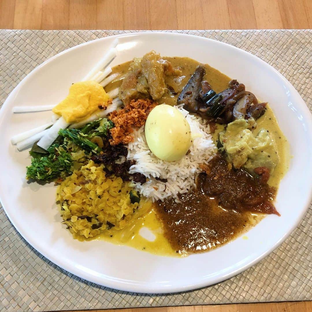 木村ミサのインスタグラム：「🍛  この前ずっと行ってみたかった 紅茶屋さんへスリランカを求めて行ってきました🍛  大宮駅からバス乗り継いで、 住宅街を歩くという、長旅なので その道中からわくわくが止まらない。  加地さんからひとつひとつ、スリランカの家庭料理から盛り方まで丁寧に説明していただいたプレートは、すべてを混ぜて完成される塩加減が絶妙で、どの組み合わせで食べようか、冒険をしている気分に。 特にパリップとなすのモージュが大好き過ぎた。。 最後はスパイスミルクティーで〆。 全てが丁寧で優しくて スリランカ実家じゃないのに、実家に帰ってきたような安心感があるのはなぜだろう…☺️ おなかぺこぺこだったけど 帰る時には腹パンすぎて、次行く時はワンピースで行こうと決意。 残ったやつはお持ち帰りで2度楽しんだ🍛 予約制、感染対策もばっちりで、 おもてなしの深みと優しさに触れるカレーだったなぁ。 スリランカカレーにさらに恋してしまったよ。。☺️🍛🤍🔥  カレーの投稿追いついてなくて常に時差投稿🤤(笑)まだまだあげたいやついっぱいある  #timeiscurry  #curry #curryrice #currystagram #srilanka #srilankacurry #カレー #カレーライス #カレー好きな人と繋がりたい #スリランカカレー #ランカ飯　#大宮　#大宮グルメ #紅茶屋さん」
