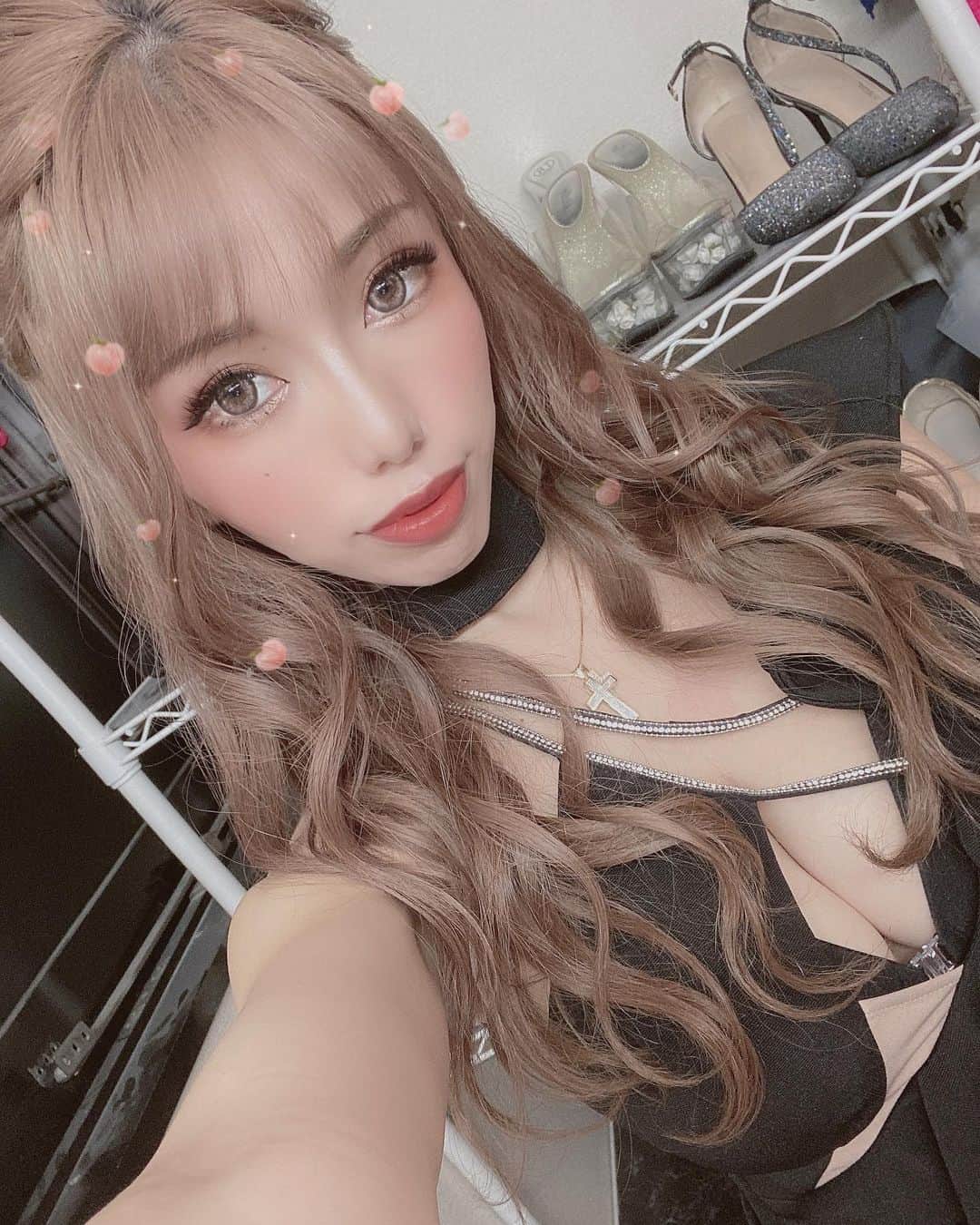 あゆかのインスタグラム：「月曜日😎 美容室行かないとなー はやく名刺の撮影も行かないとなー 都内遠いなー笑  #千葉キャバクラ#千葉富士見キャバ嬢#千葉富士見町キャバ嬢#千葉富士見キャバクラ#arドレス#ジュエルズドレス#オンラインキャバクラ#ファッション好きな人と繋がりたい#ヘアメイク#お家スタイル#息してる？#followｍe4 #follow4like#followtrain」